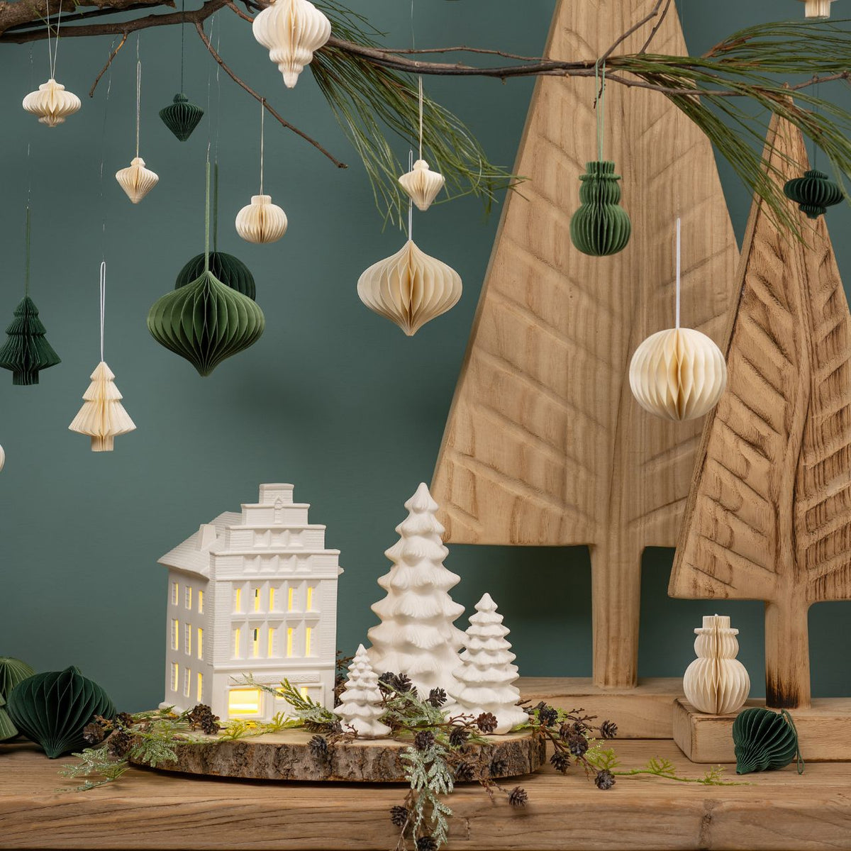 TANNENBAUM AUS PORZELLAN, WEISS 8X11X8CM