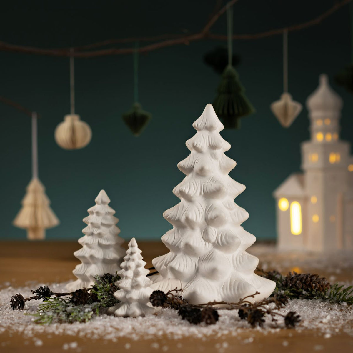 TANNENBAUM AUS PORZELLAN, WEISS 8X11X8CM